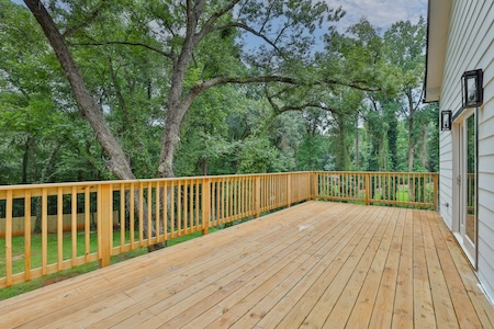 Top Deck Materials for Weathering Harsh Lakefront Seasons in Brooklyn
